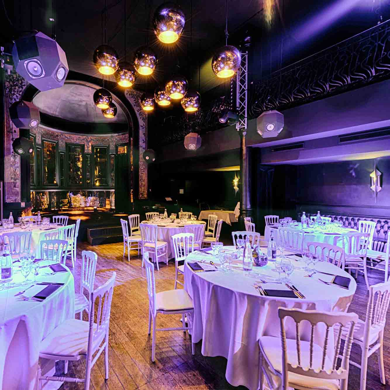 Theartre Du Renard Diner Assis